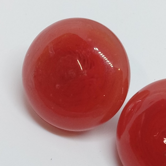 * vintage candy apple red art glass clip on button earrings signed GM - Picture 3 of 6